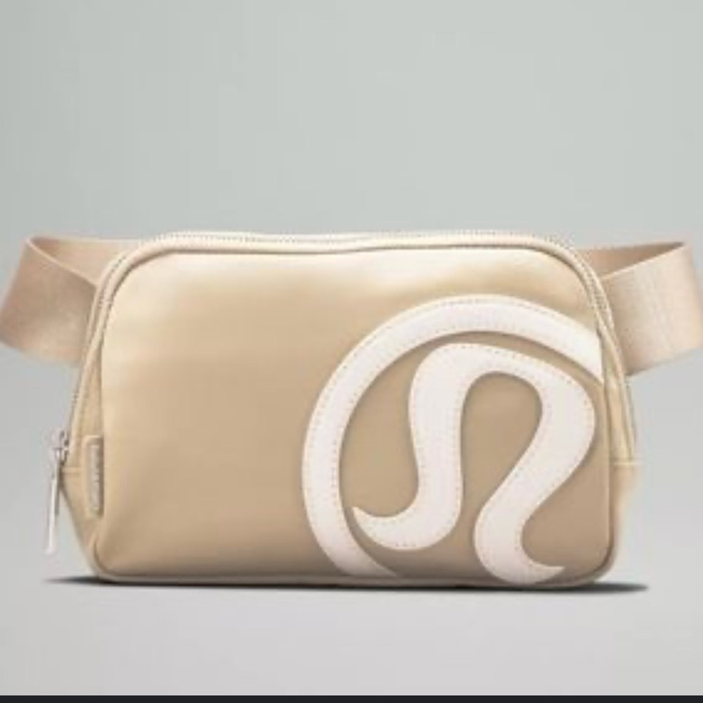 Lululemon Everywhere Belt Bag Trench/ White Opal Rare!!!